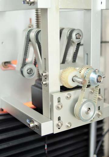 Etiquetadora de funda retráctil con tapa e corpo con dúas cabezas