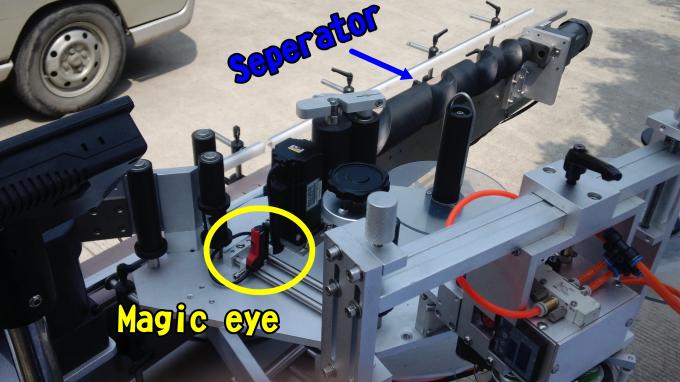 Máquina aplicadora de etiquetas de esmalte de uñas adhesiva para botellas redondas de 220V 1.5HP 50 / 60HZ