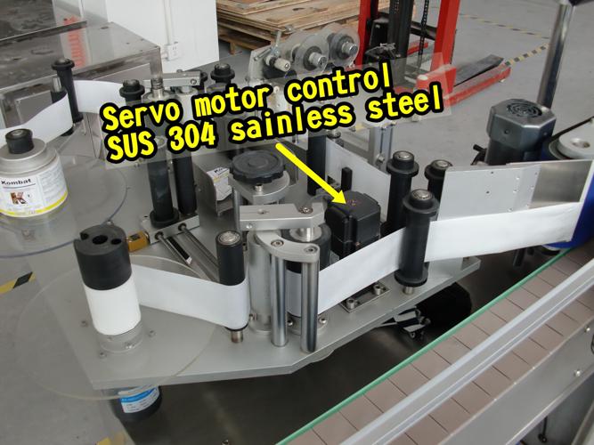 Máquina etiquetadora de botellas de dobre lado con control intelixente con superficie de recollida