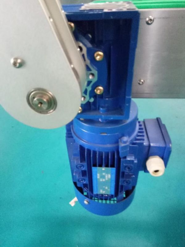 Máquina de etiquetaxe de etiquetas adhesivas para botellas cadradas SUS304 con armarios dous lados con produtos de coidado persoal