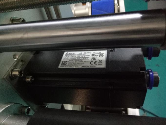 Máquina de etiquetaxe de etiquetas adhesivas para botellas cadradas SUS304 con armarios dous lados con produtos de coidado persoal