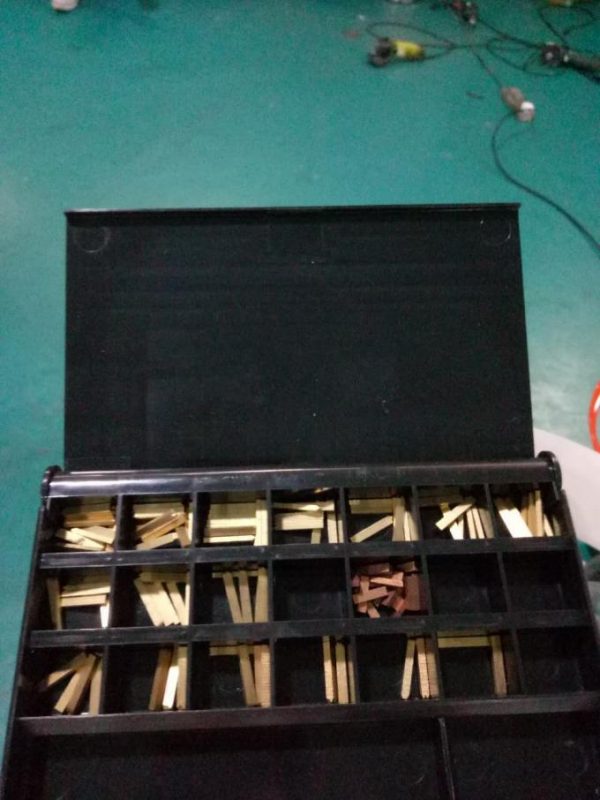 Etiquetadora automática de etiqueta adhesiva lateral Doubel con dispositivo de busca e máquina de codificación