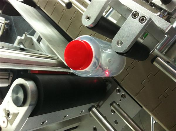 Etiquetadora de etiquetas adhesivas para botellas redondas Pawpaw / Guava para bebidas