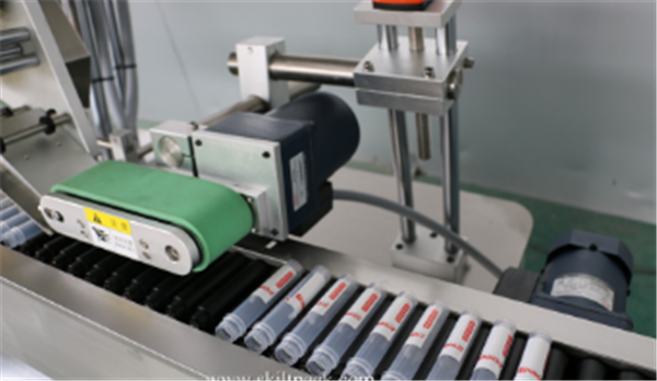 Etiqueta de etiqueta adhesiva para vial de motor servo Tubo de ampolla Sitkcer automático