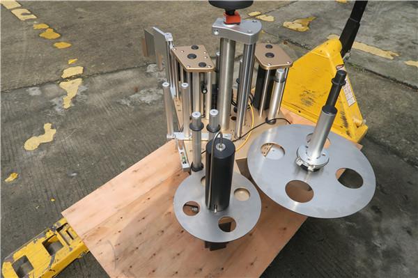 Etiquetadora rotativa de botellas redondas con sistema de rotulación de pratos rotativos