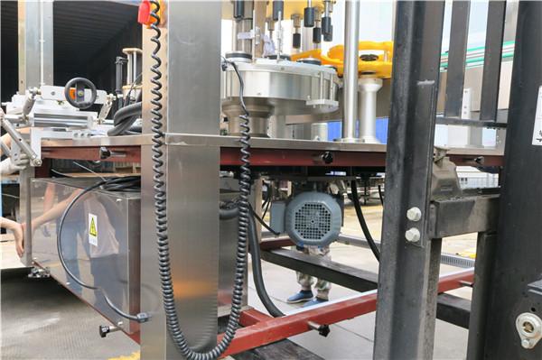 Máquina de etiquetaxe de etiquetas rotativas de botellas redondas Grosor do equipo ≥ 30 mm