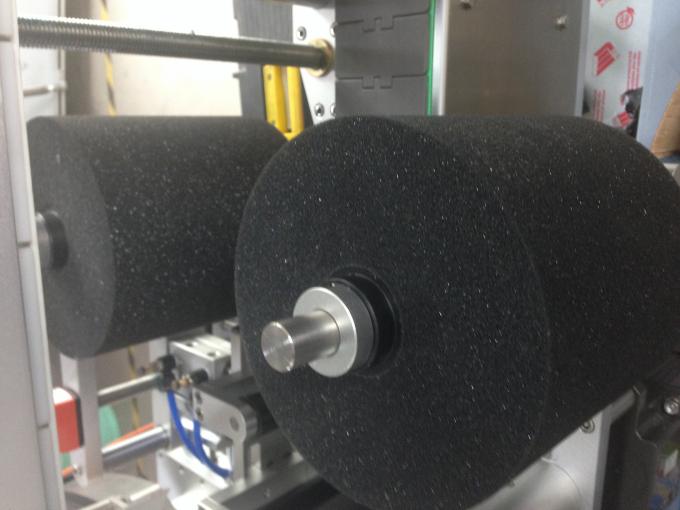 Máquina etiquetadora de botellas de motor para botellas redondas / planas / cadradas