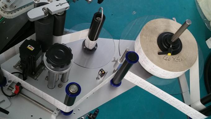 Máquina aplicadora de adhesivo de botella cadrada de tarro de 25 kg, máquina de etiquetaxe con botellas de alimentación a velocidade estable