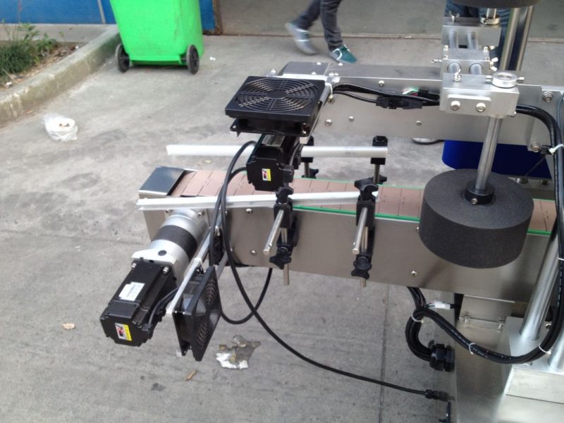 China Máquina aplicadora de etiquetas de cola de fusión en frío / húmido para subministradora de enerxía de botella redonda 50HZ 380V