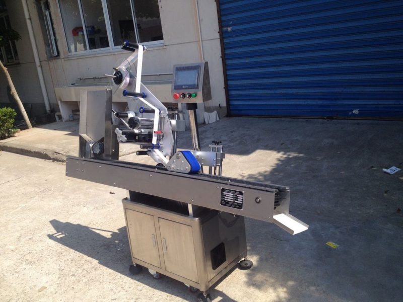 China etiquetaxe automática de 12-25 mm de diámetro de botella etiquetadora automática para provedor de cosméticos de labios