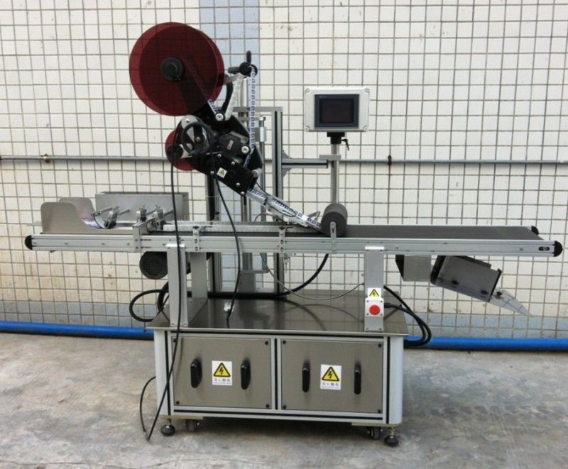 China Máquina de etiquetaxe superior para cartón / bolsas de papel sen máscara / provedor, aplicador de etiquetas de superficie plana