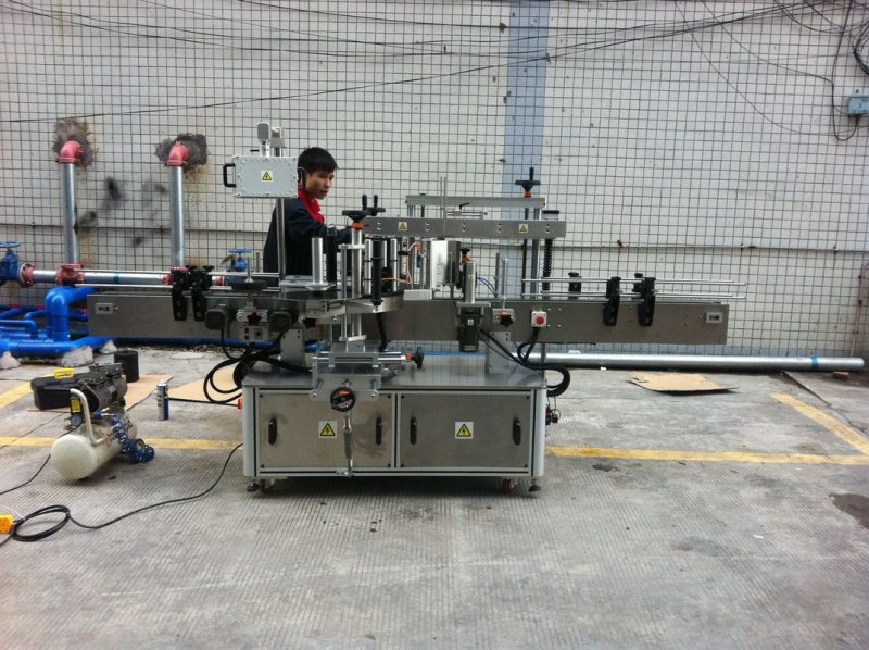 China Máquina de etiquetaxe de botellas redondas adhesivas automáticas para provedor de botellas de mascotas dianteiras e traseiras