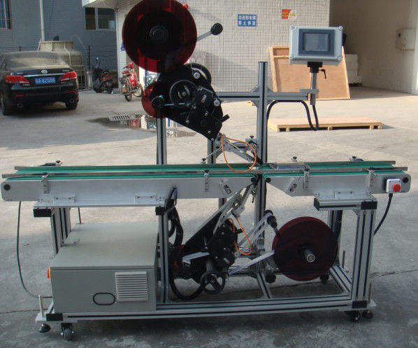 Máquina de etiquetaxe superior de alta eficiencia con transportador de cinta dividida